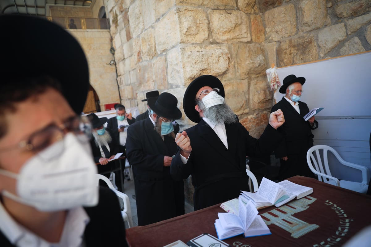 בכותל המערבי: תפילה לעצירת נגיף הקורונה