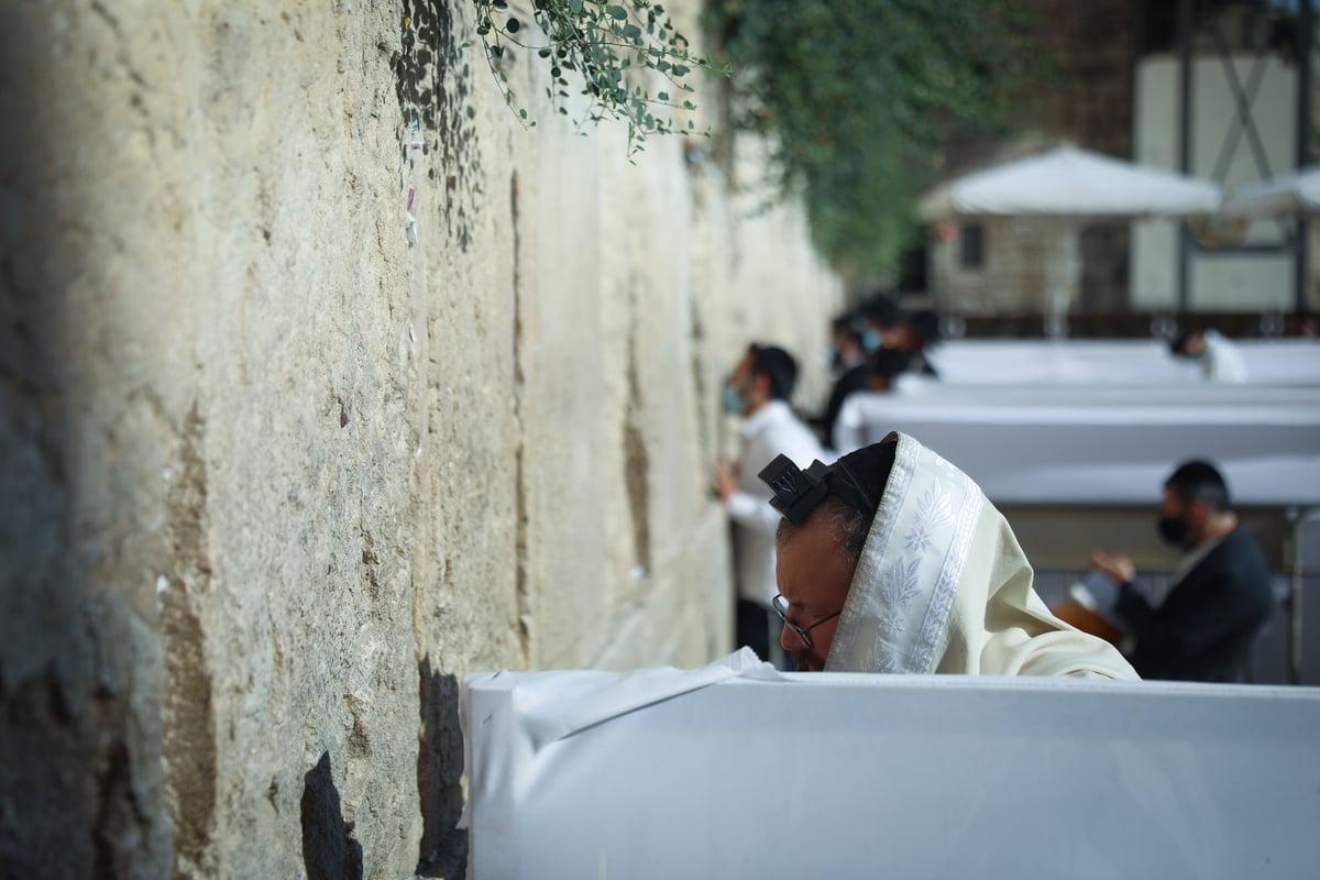 בכותל המערבי: תפילה לעצירת נגיף הקורונה