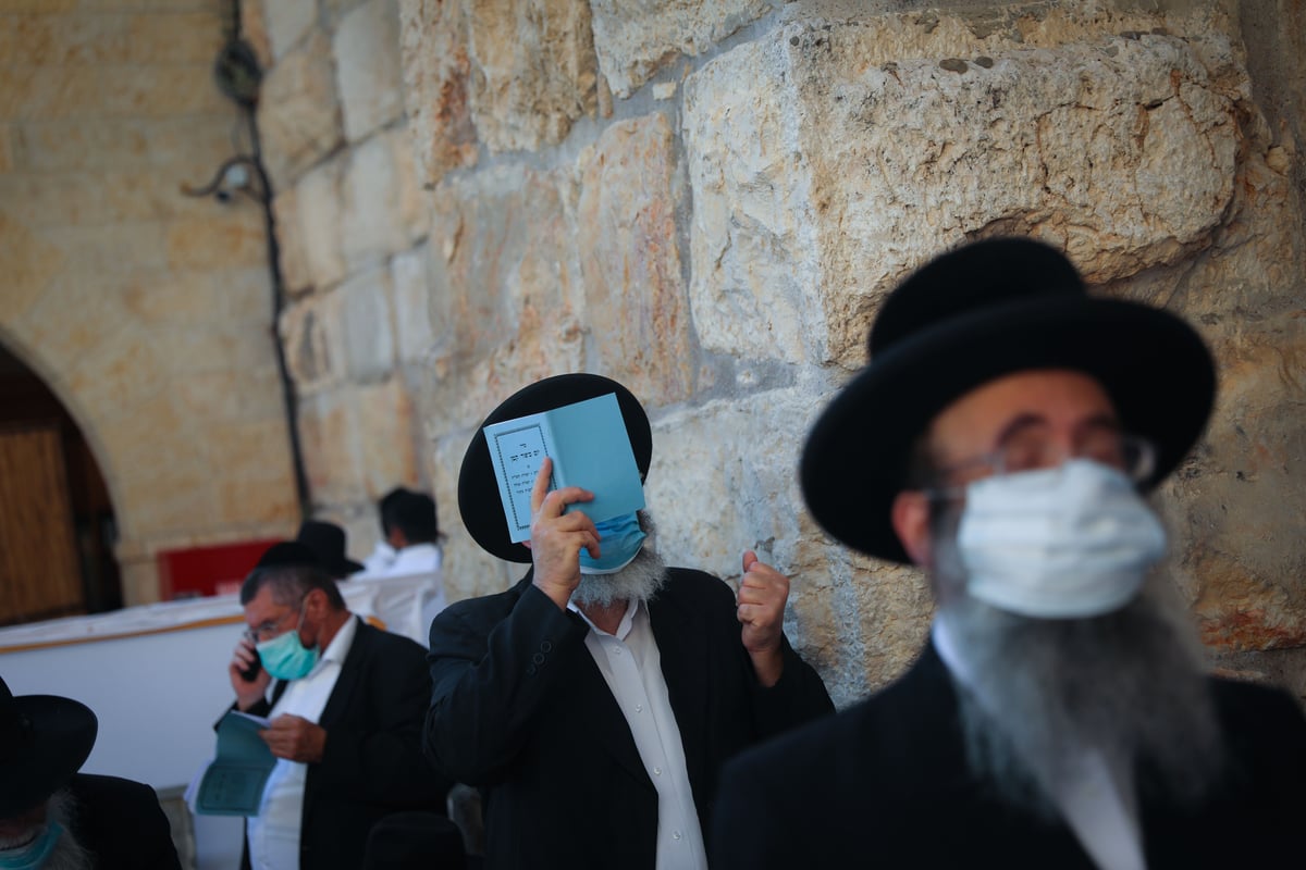 בכותל המערבי: תפילה לעצירת נגיף הקורונה