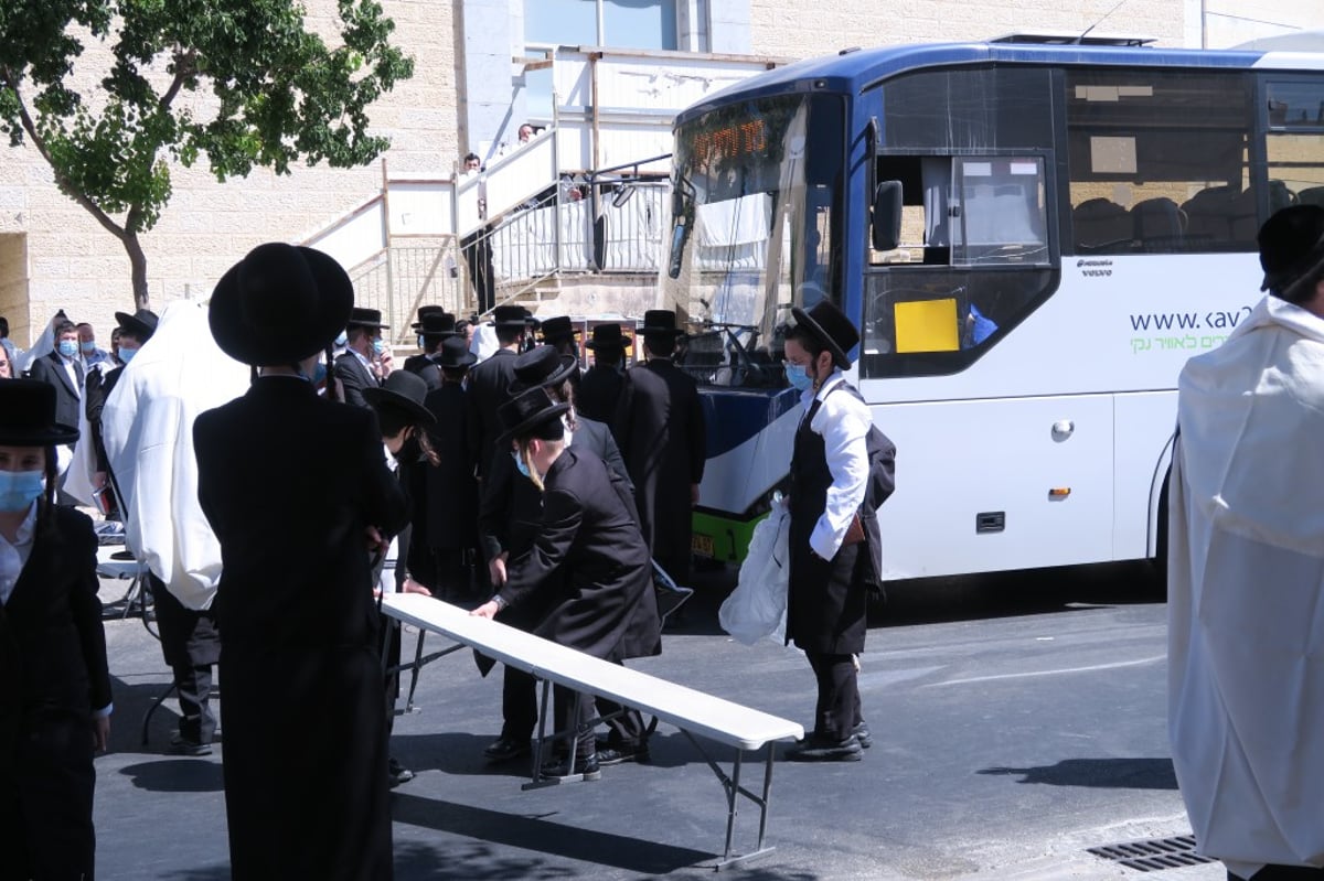 המשטרה ביקרה ב'שטיבלאך', המתפללים חסמו את הכביש