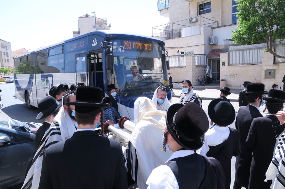 המשטרה ביקרה ב'שטיבלאך', המתפללים חסמו את הכביש