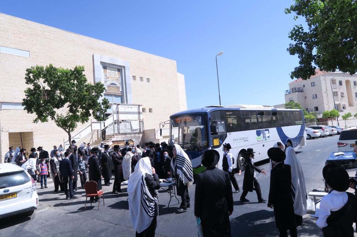 המשטרה ביקרה ב'שטיבלאך', המתפללים חסמו את הכביש