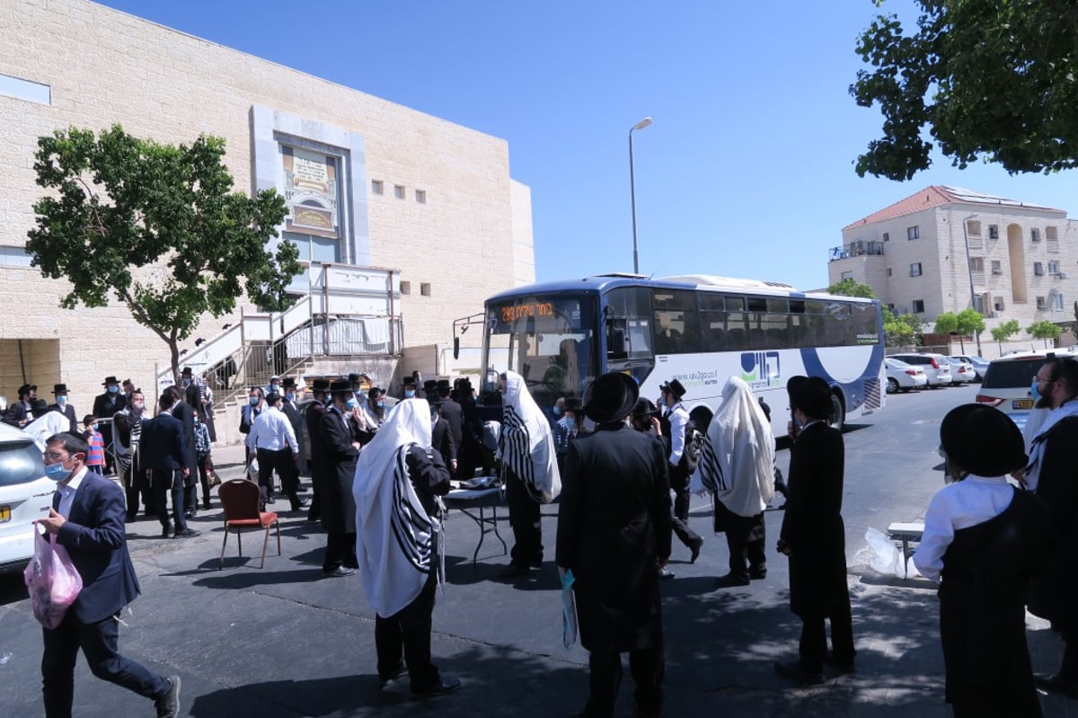 המשטרה ביקרה ב'שטיבלאך', המתפללים חסמו את הכביש