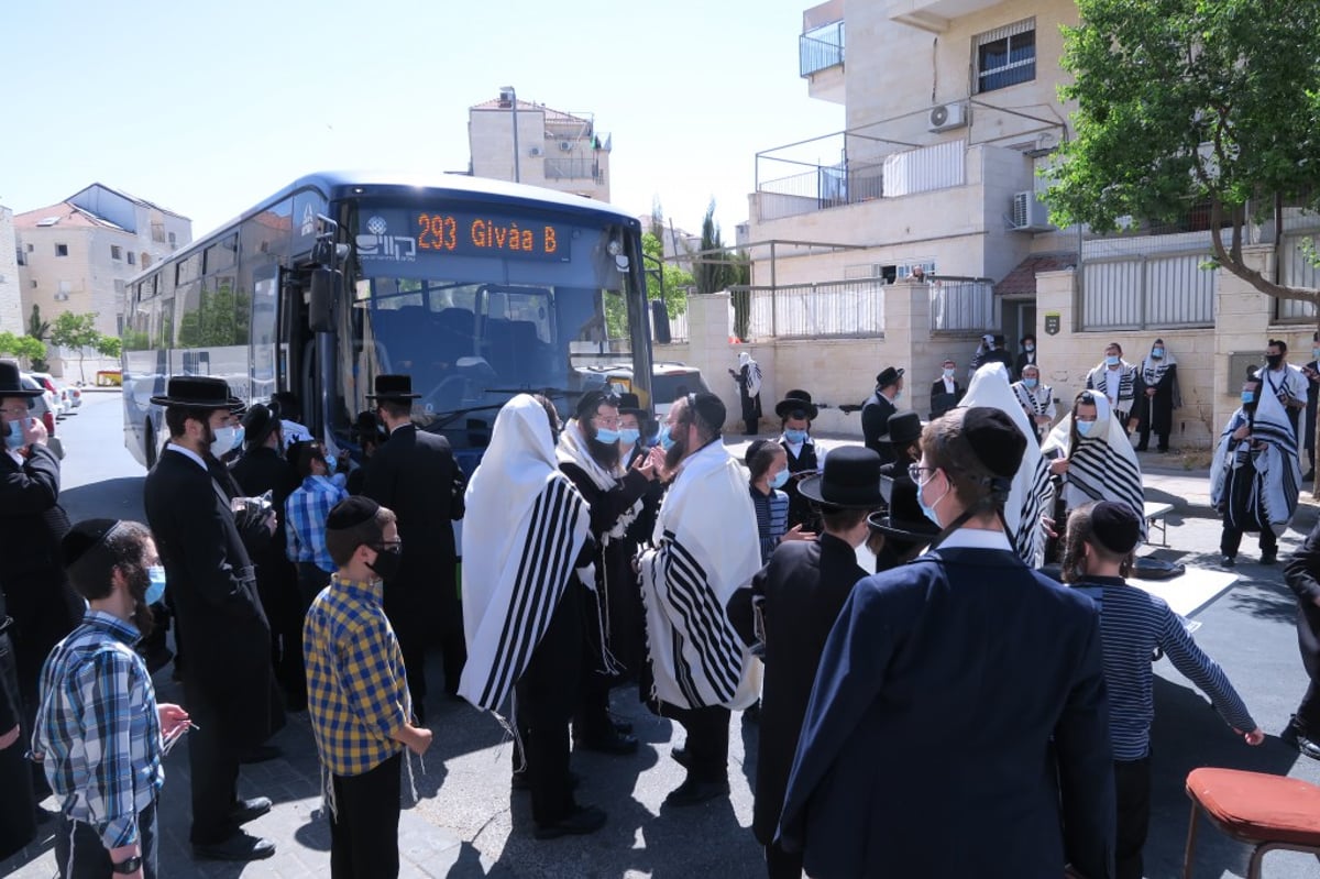 המשטרה ביקרה ב'שטיבלאך', המתפללים חסמו את הכביש