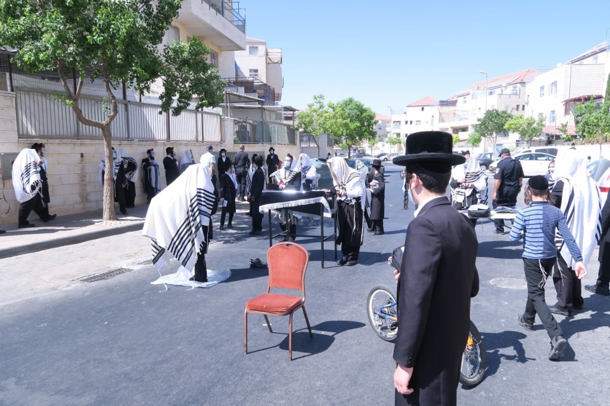 המשטרה ביקרה ב'שטיבלאך', המתפללים חסמו את הכביש