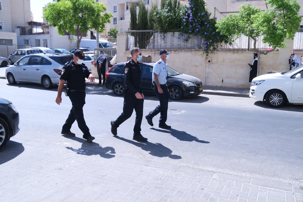 המשטרה ביקרה ב'שטיבלאך', המתפללים חסמו את הכביש