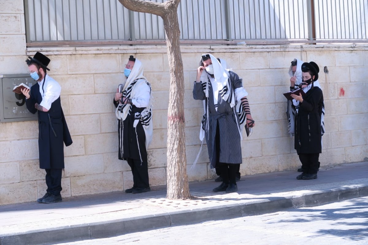 המשטרה ביקרה ב'שטיבלאך', המתפללים חסמו את הכביש