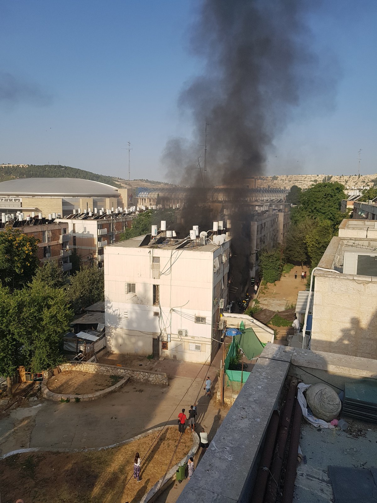 שריפה בבניין מגורים: שמונה לכודים - חולצו