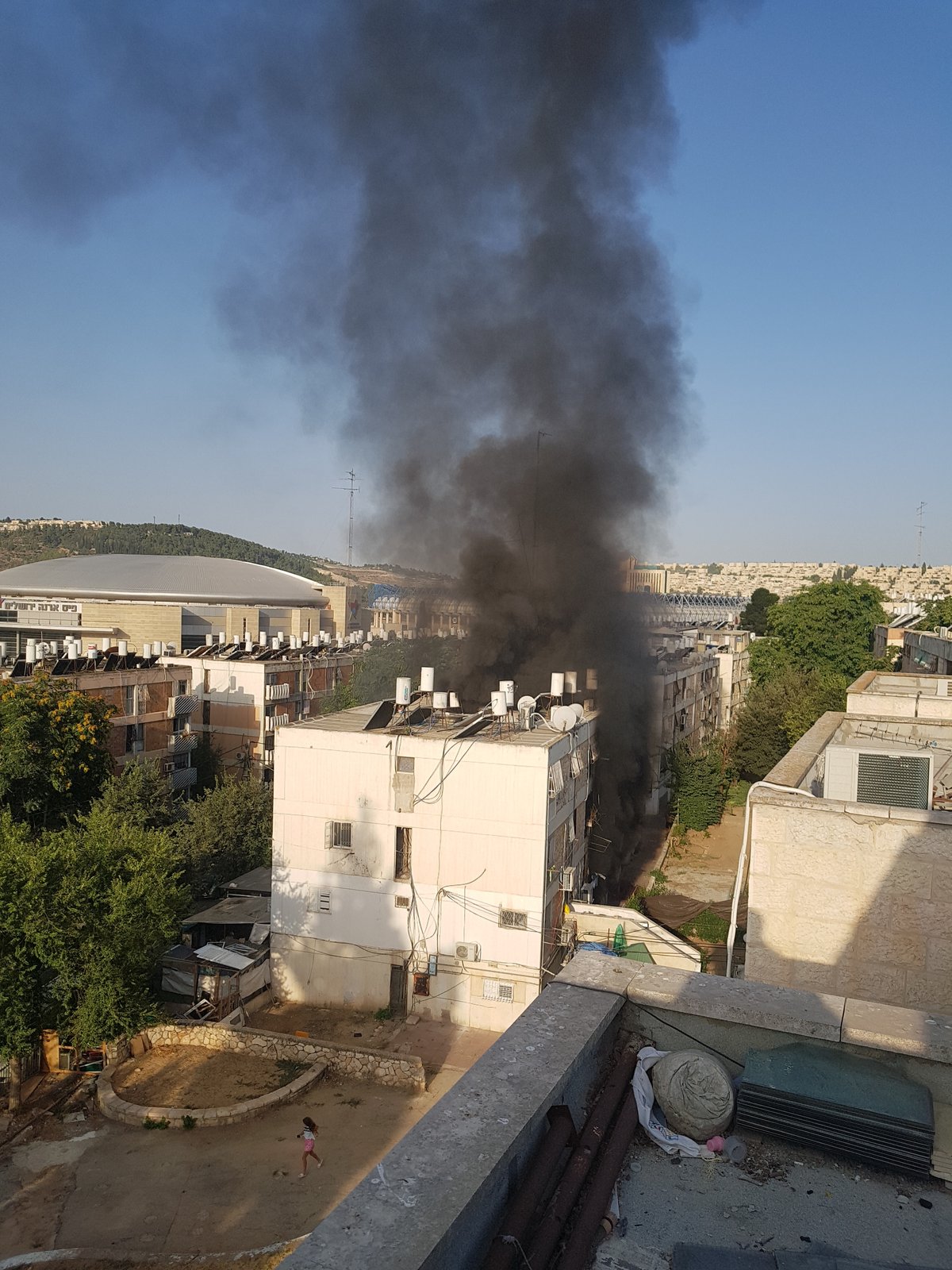 שריפה בבניין מגורים: שמונה לכודים - חולצו