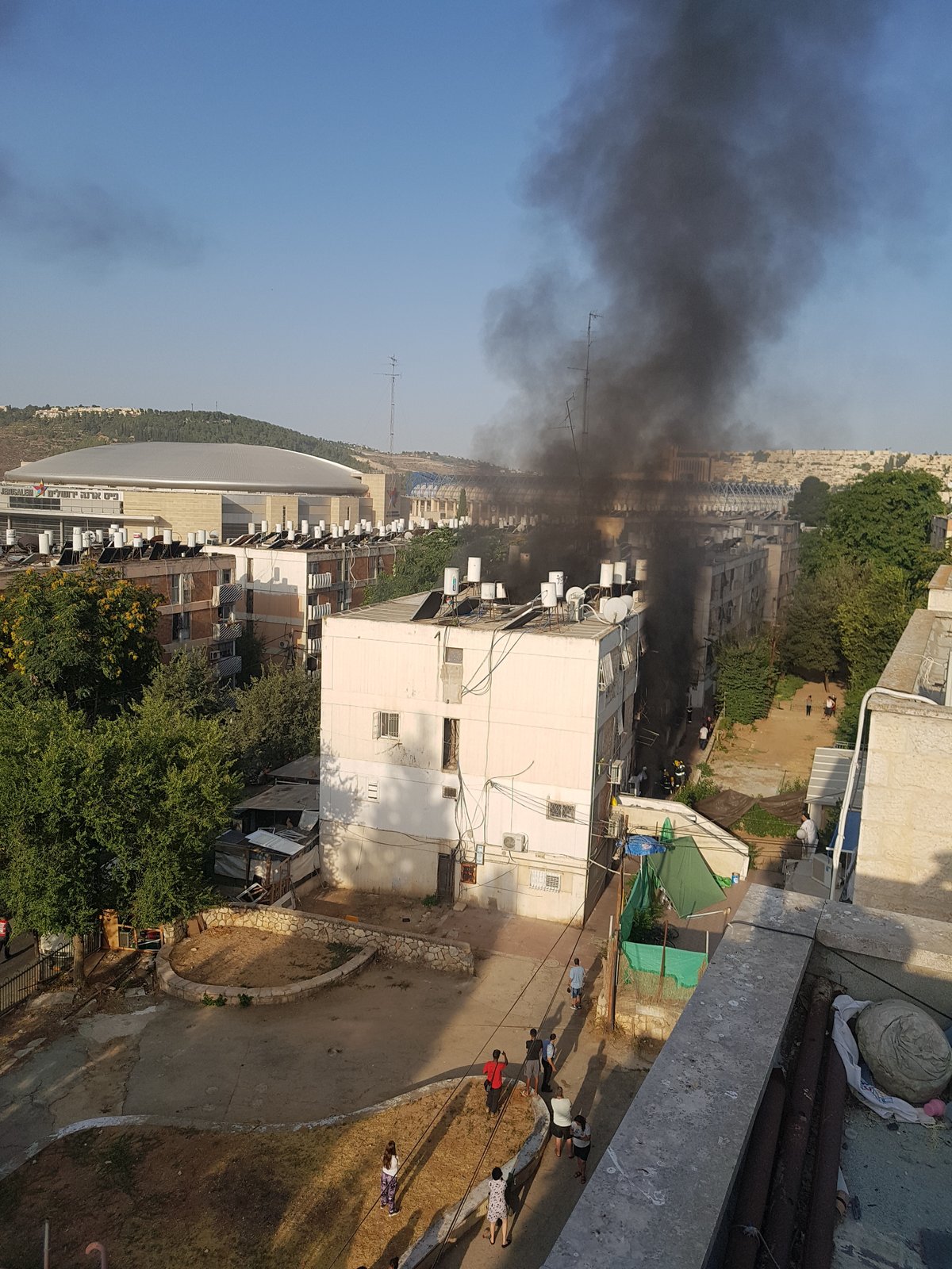 שריפה בבניין מגורים: שמונה לכודים - חולצו