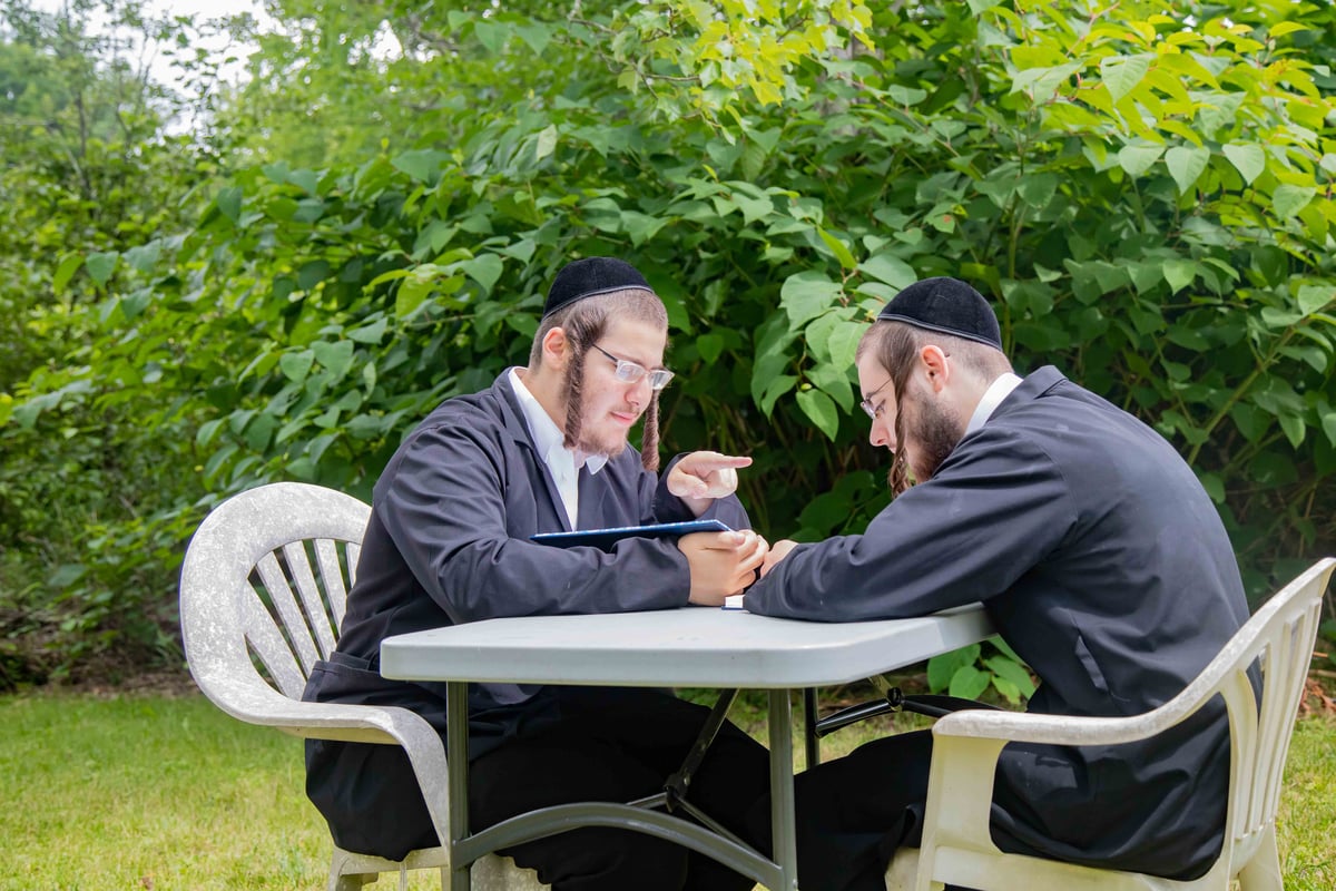 במקום ישראל: בחורי ויז'ניץ נופשים בקעמפ בארה"ב