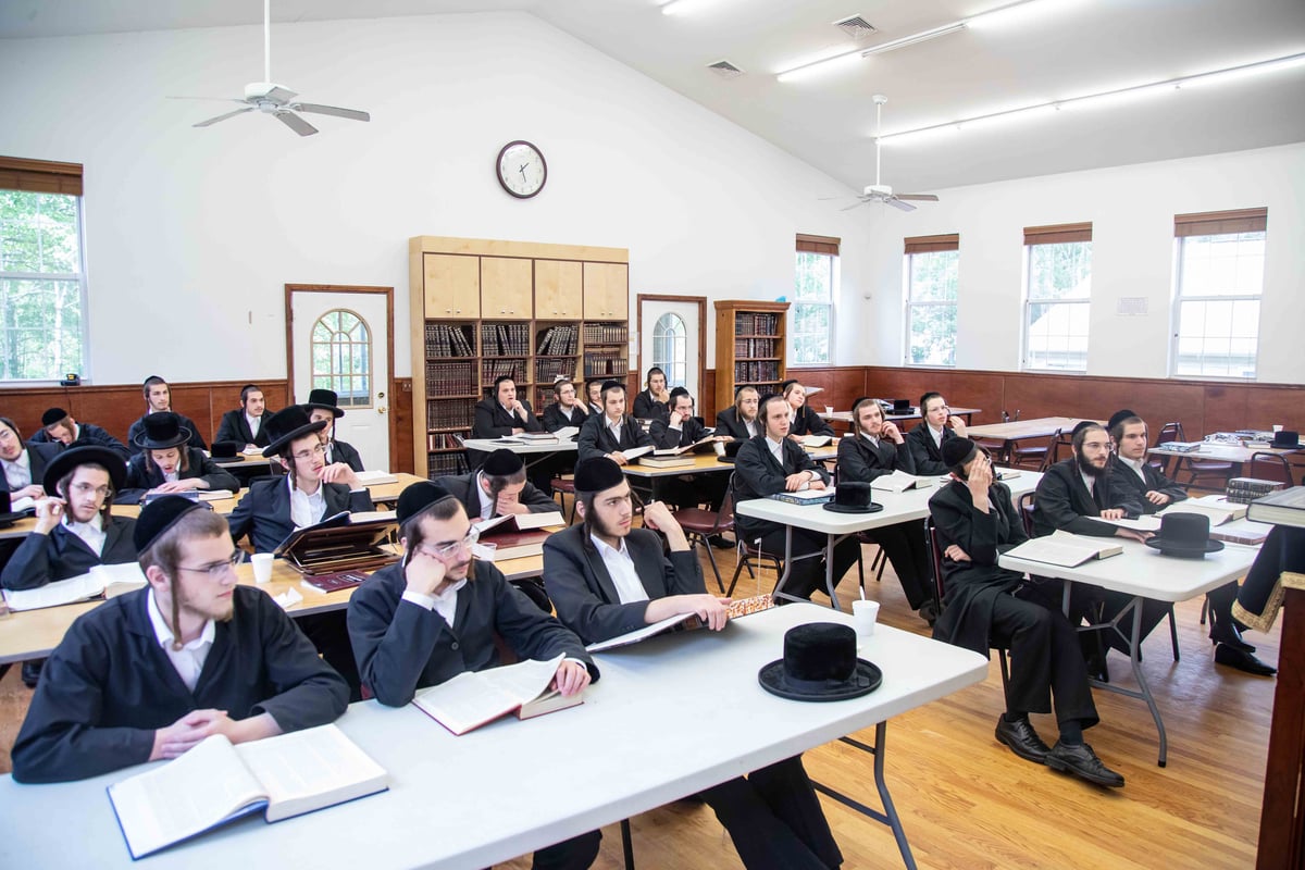 במקום ישראל: בחורי ויז'ניץ נופשים בקעמפ בארה"ב