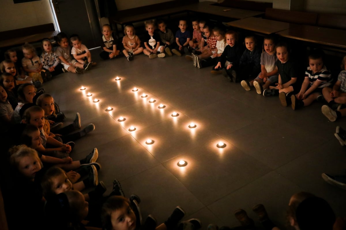 סביב נרות ובפנים עצובות; הילדים חוו את תשעה באב