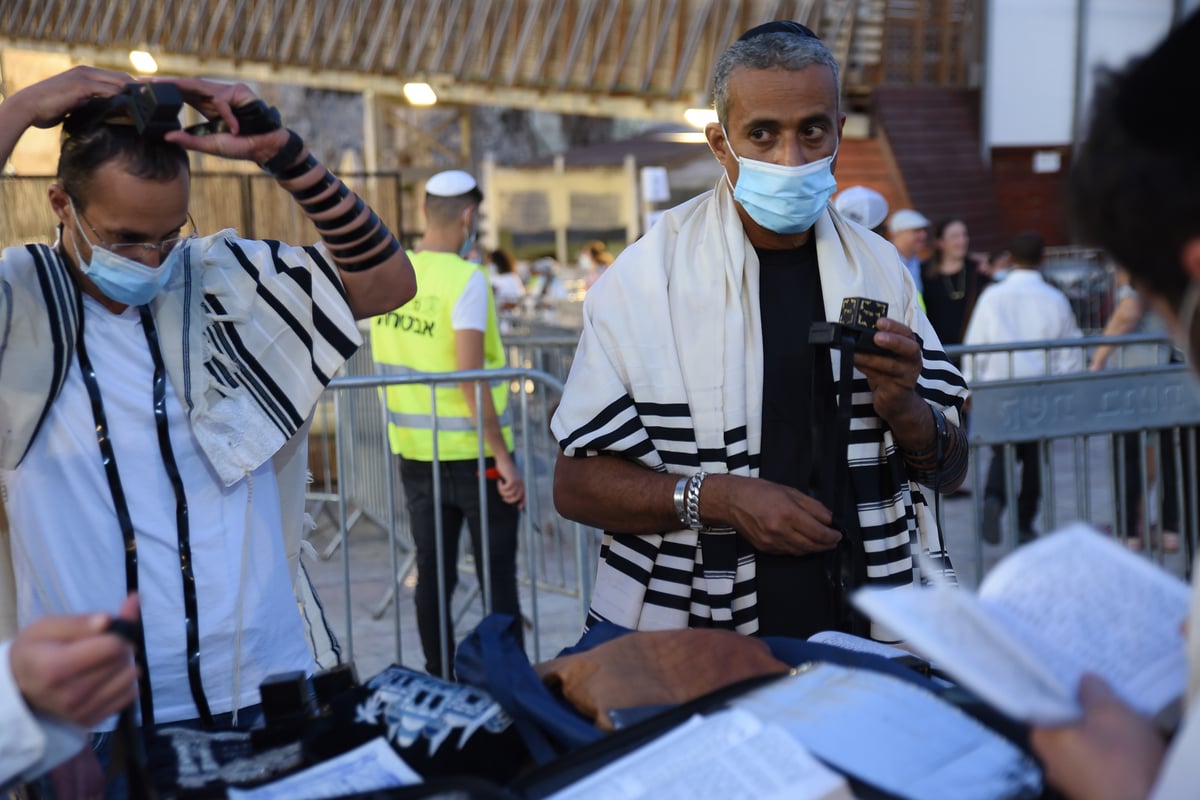 סוף הצום בשריד בית המקדש: תפילה, שירים ו'קידוש לבנה'