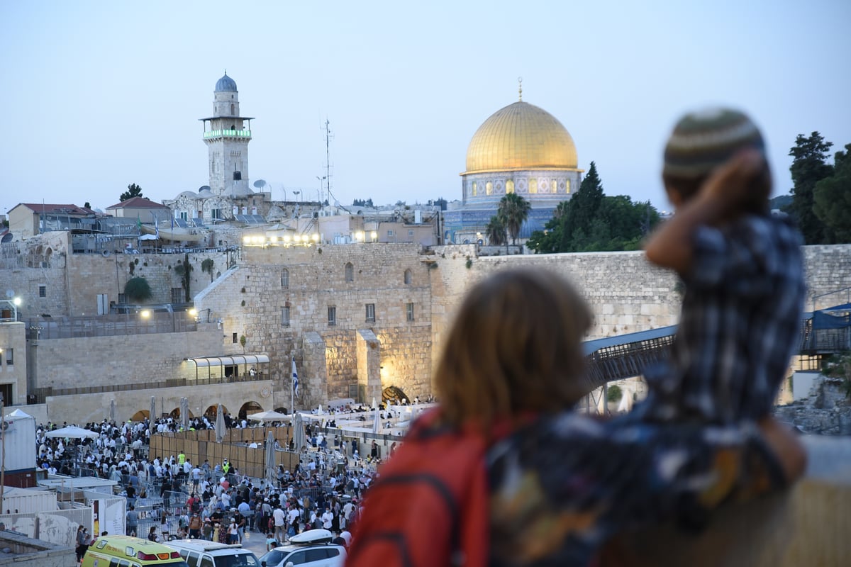 סוף הצום בשריד בית המקדש: תפילה, שירים ו'קידוש לבנה'