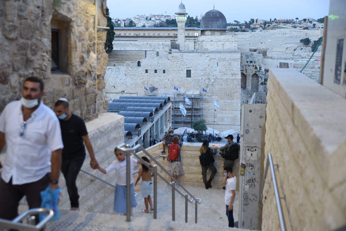 סוף הצום בשריד בית המקדש: תפילה, שירים ו'קידוש לבנה'