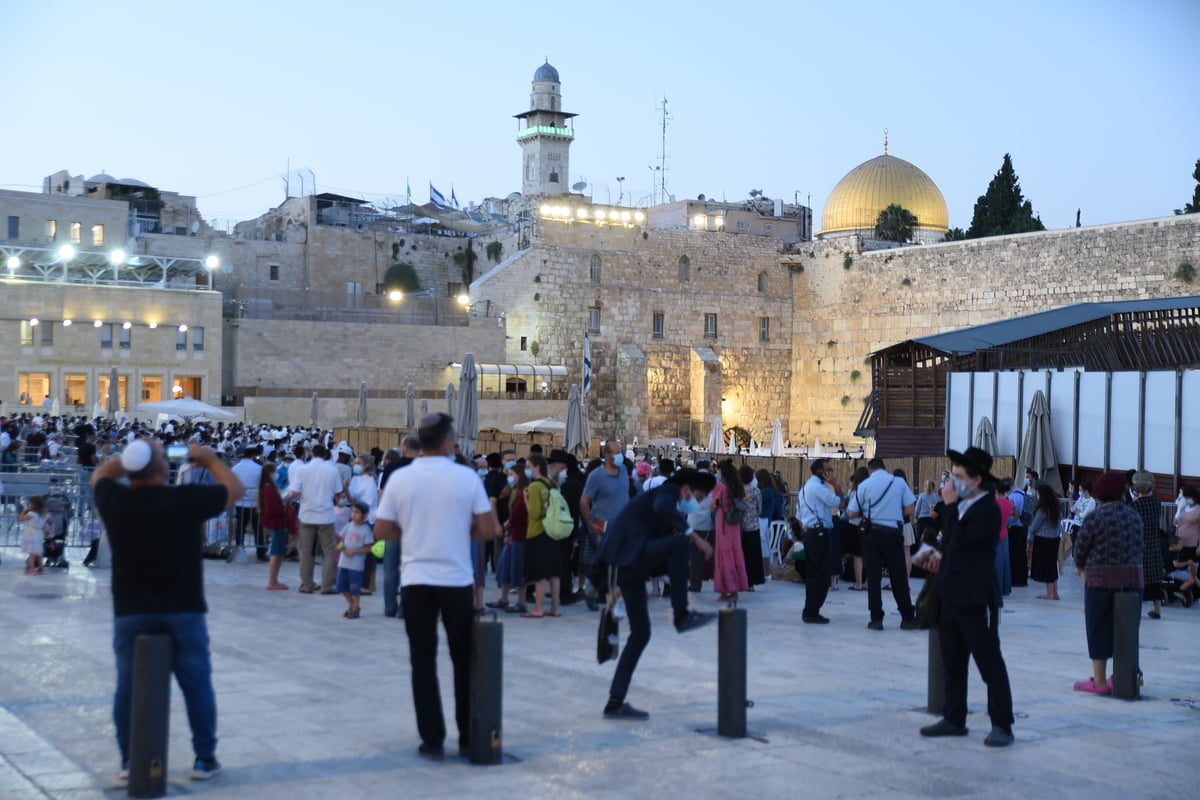 סוף הצום בשריד בית המקדש: תפילה, שירים ו'קידוש לבנה'