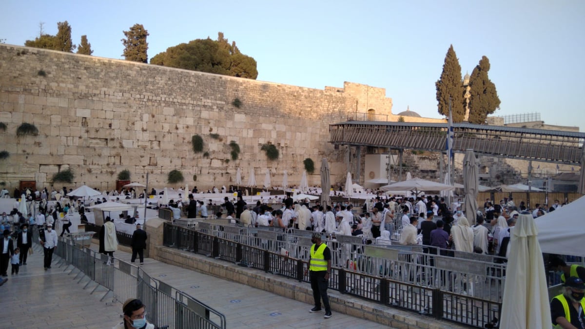 לקראת צאת הצום: שירי רגש בכותל המערבי