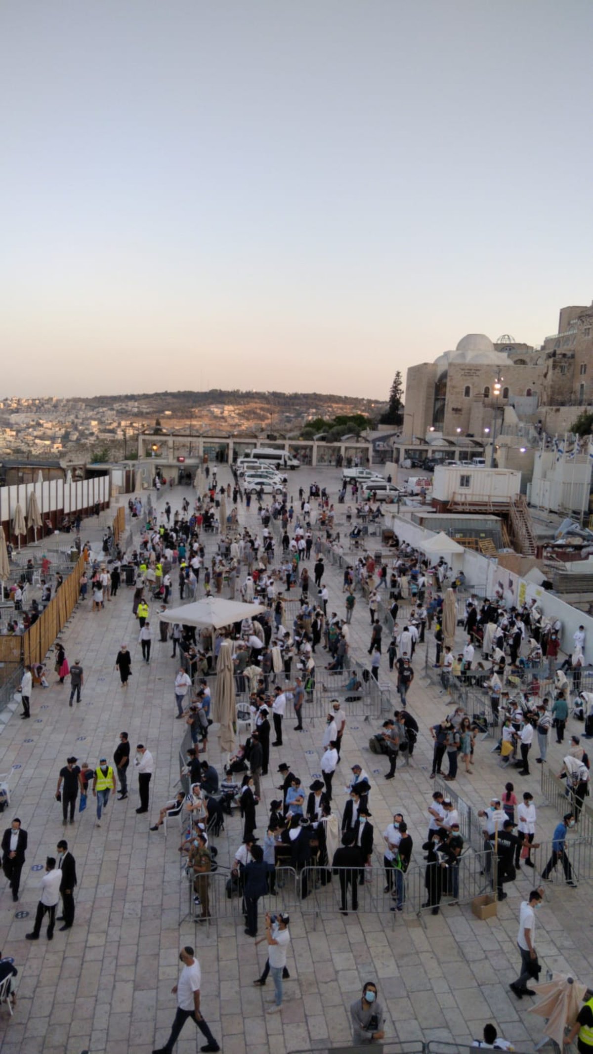 לקראת צאת הצום: שירי רגש בכותל המערבי