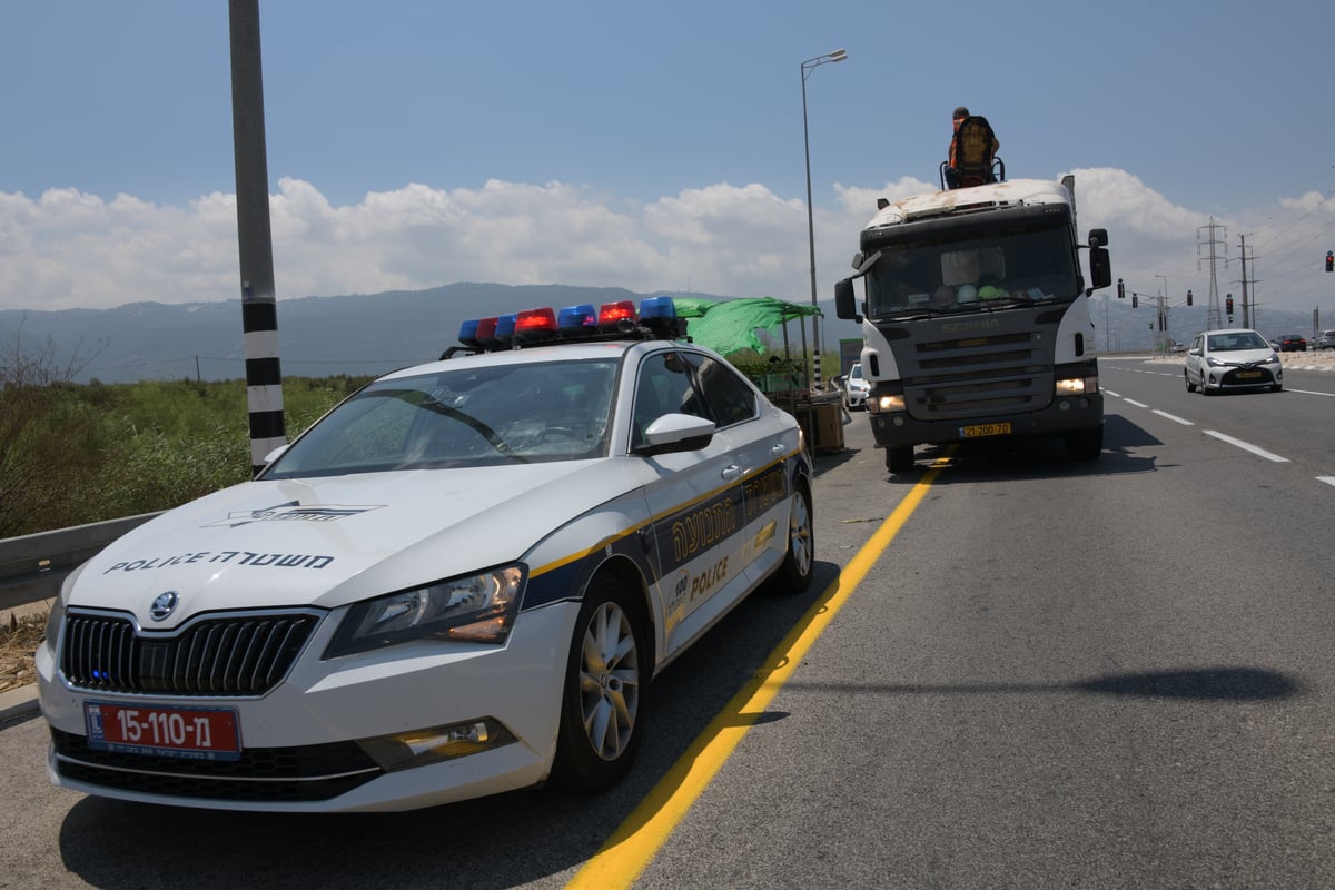 השוטרים פינו עשרות דוכנים משולי הכביש