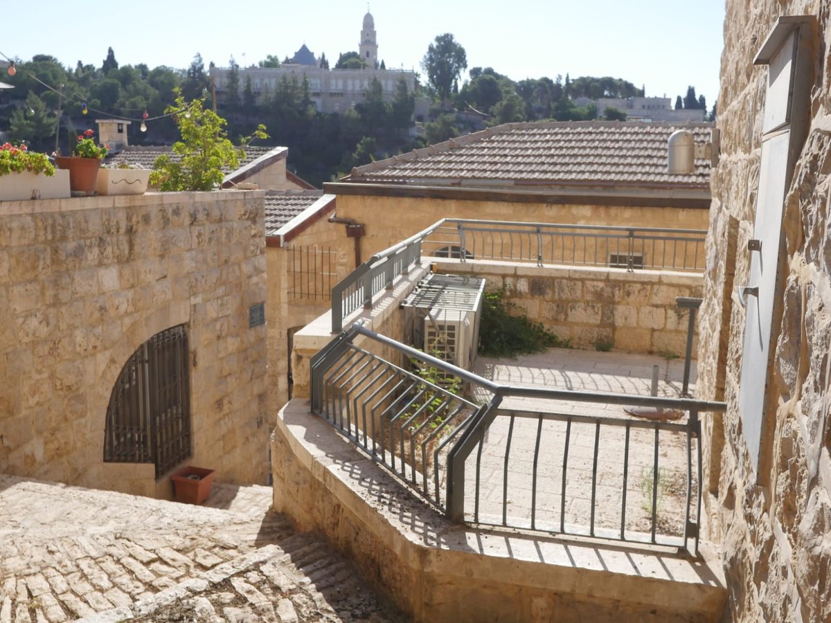 סיור שונה בשכונה הציורית 'ימין משה' • צפו