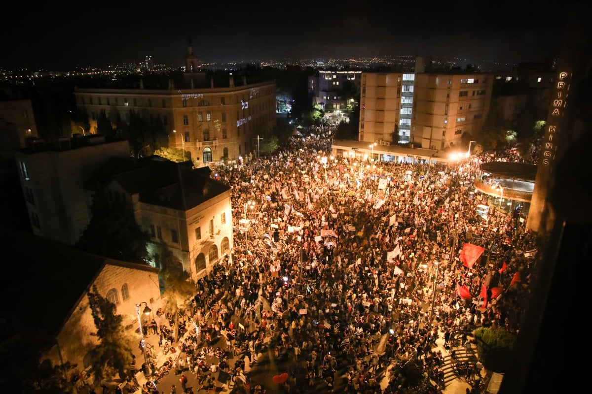 כ-15,000 הפגינו נגד נתניהו; שלושה נעצרו