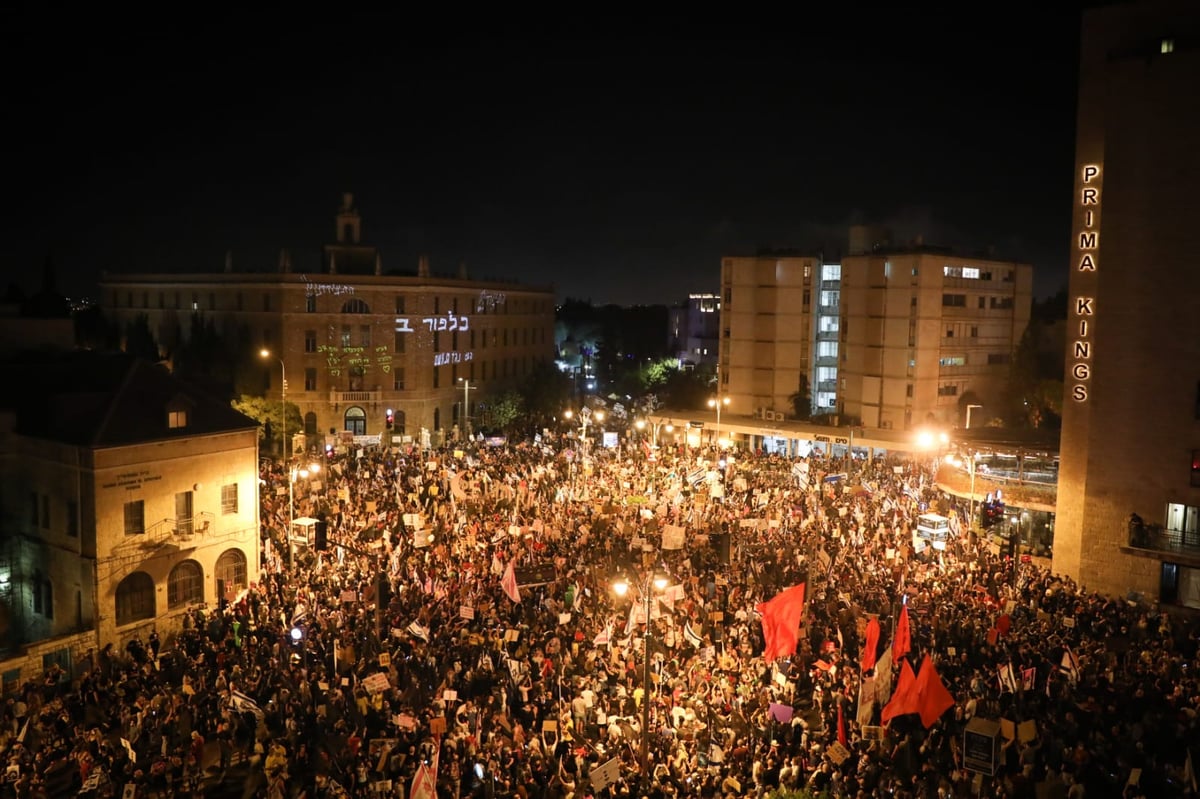 כ-15,000 הפגינו נגד נתניהו; שלושה נעצרו