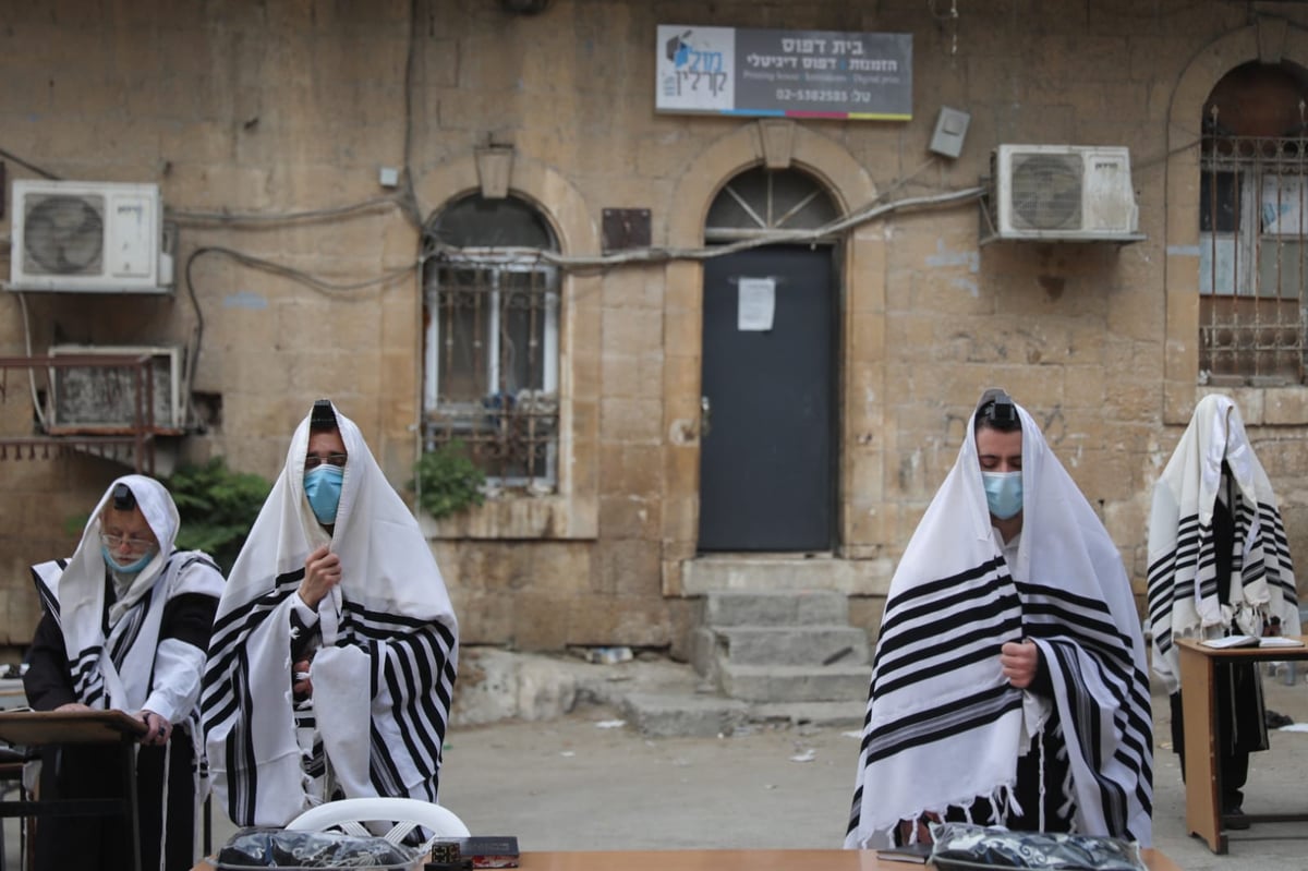 תיעוד: כך מתפללים בקרלין בתקופת ה'קורונה'