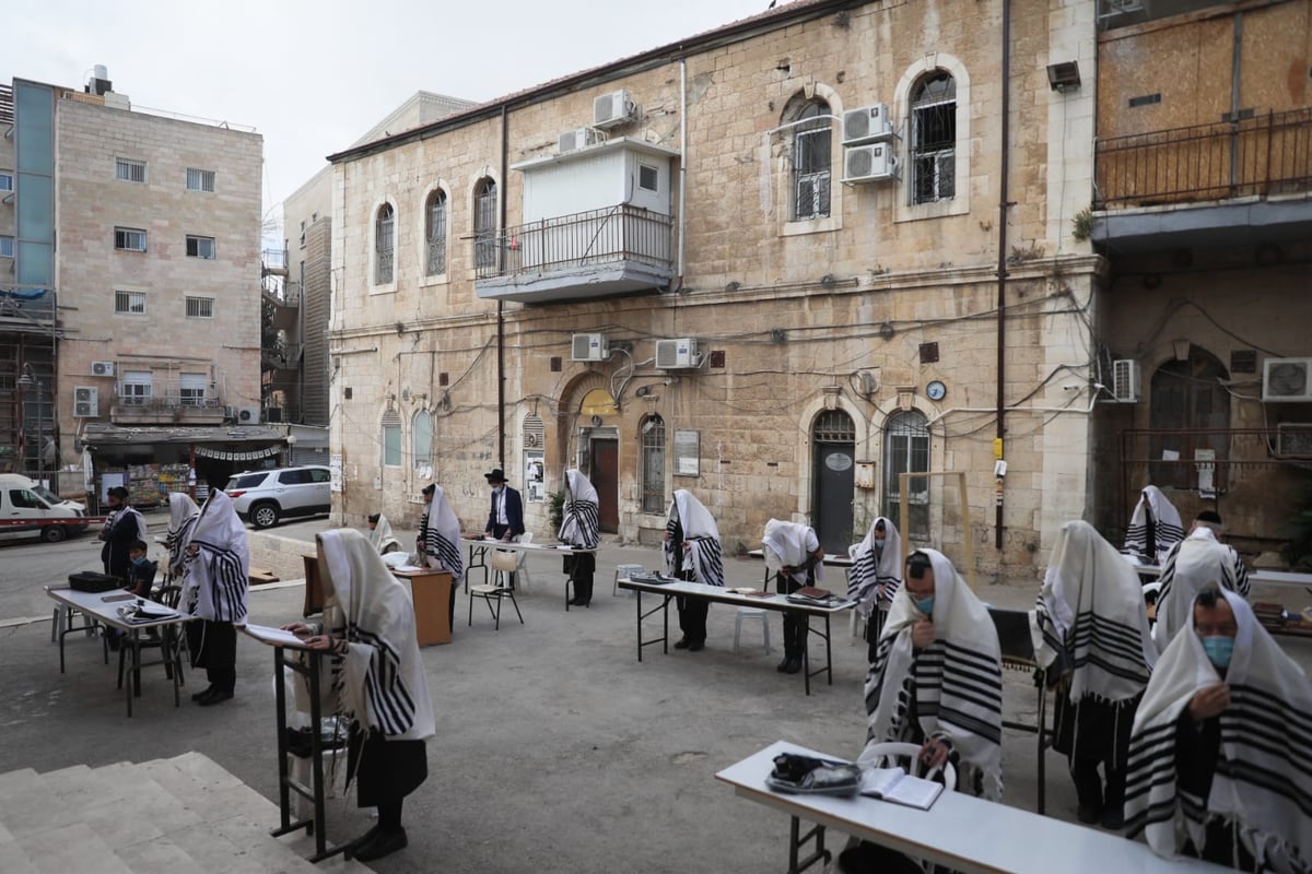 תיעוד: כך מתפללים בקרלין בתקופת ה'קורונה'