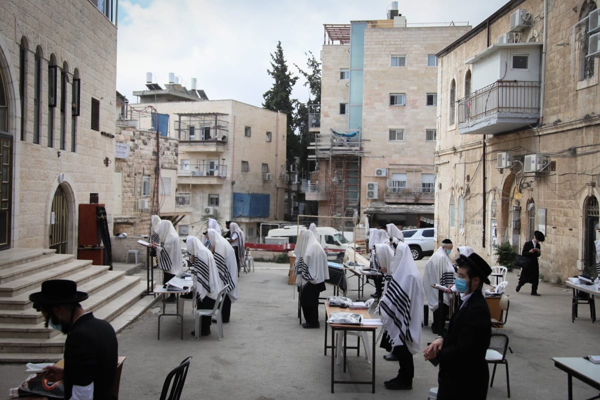 תיעוד: כך מתפללים בקרלין בתקופת ה'קורונה'