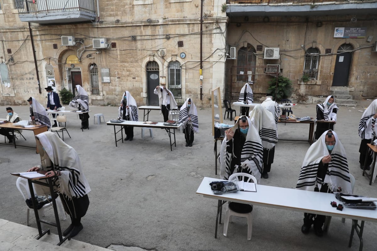 תיעוד: כך מתפללים בקרלין בתקופת ה'קורונה'