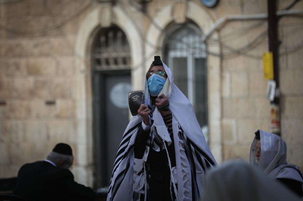 תיעוד: כך מתפללים בקרלין בתקופת ה'קורונה'