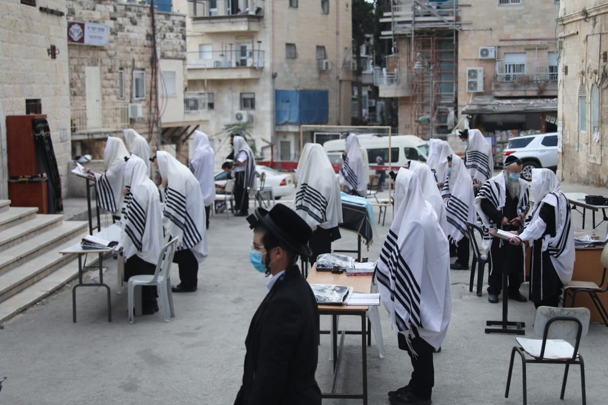 תיעוד: כך מתפללים בקרלין בתקופת ה'קורונה'