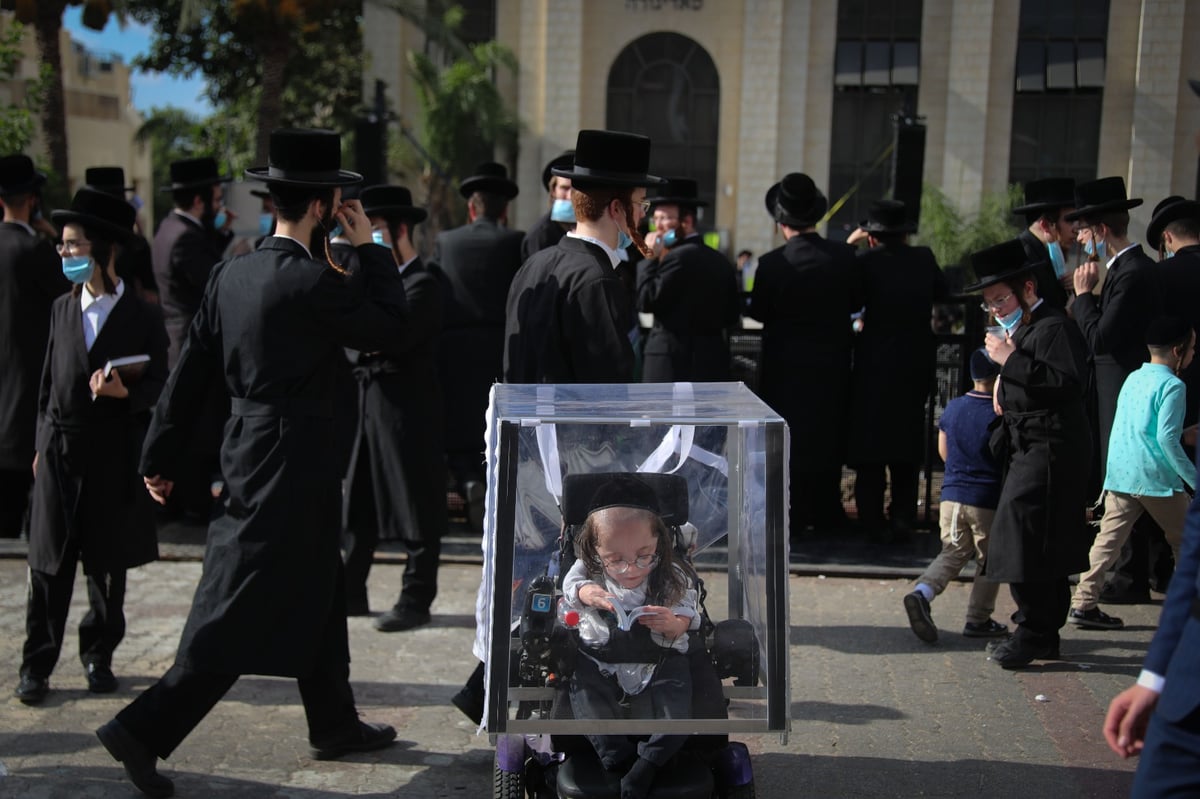 התמונה שריגשה אלפים: חיזקי טורנהיים בהלוויית רבו