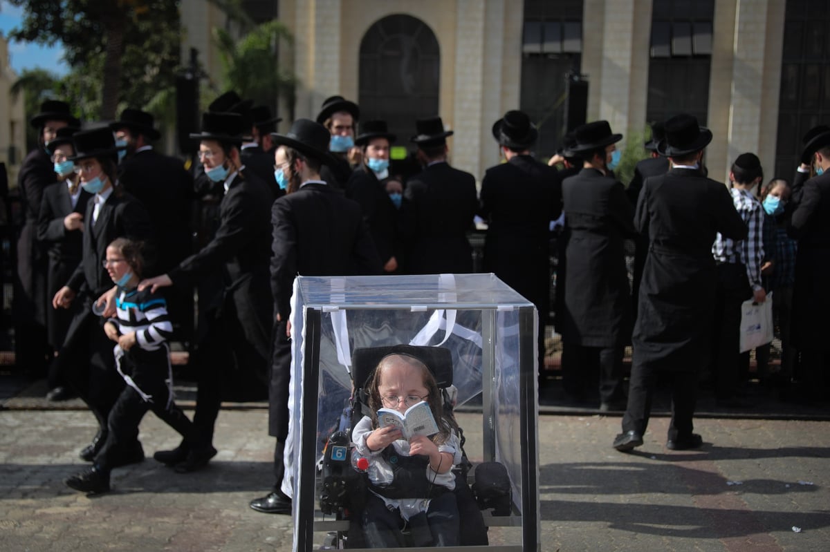 התמונה שריגשה אלפים: חיזקי טורנהיים בהלוויית רבו