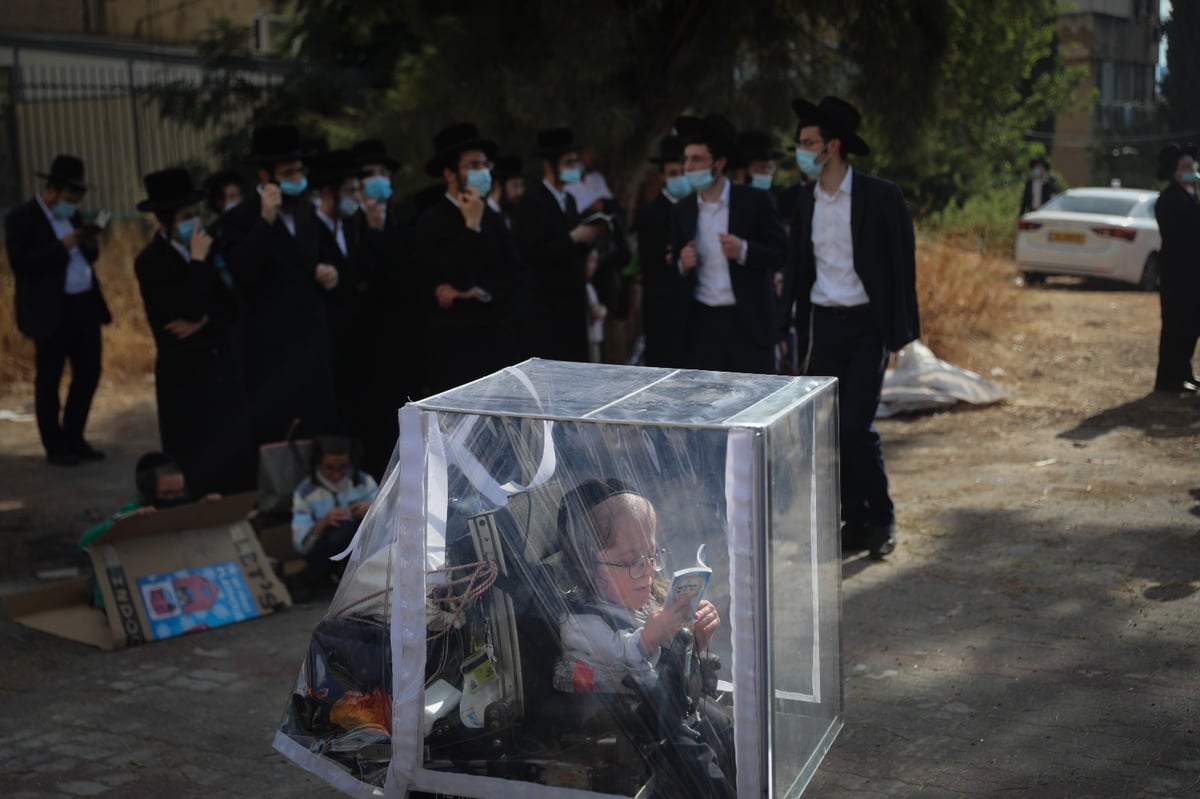 התמונה שריגשה אלפים: חיזקי טורנהיים בהלוויית רבו