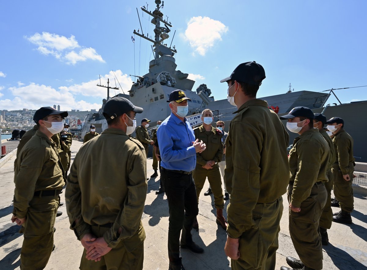 השר בני גנץ ביקר בבסיס חיל הים בחיפה • צפו