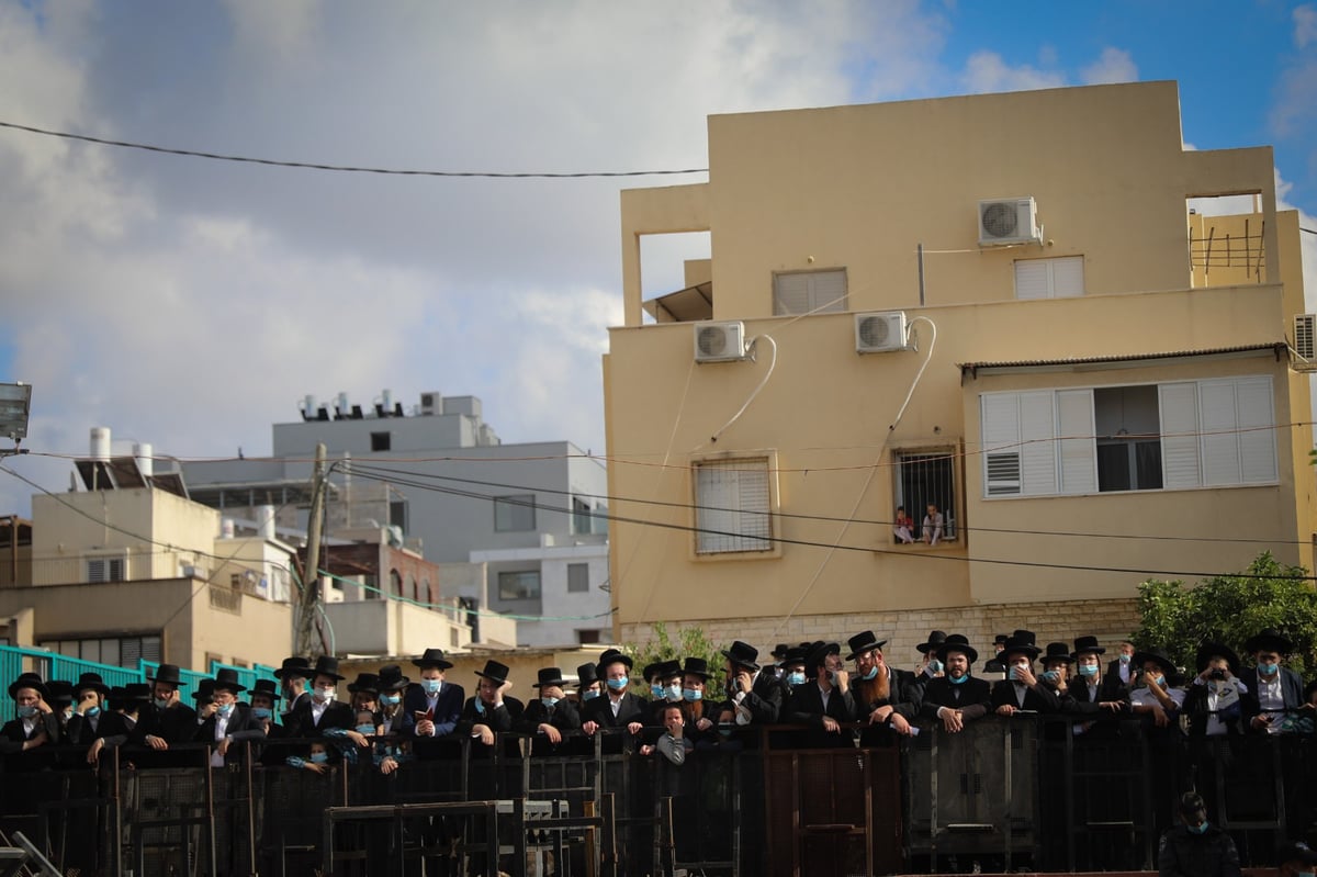 האדמו"ר מסאדיגורא זצ"ל הובא למנוחות • צפו