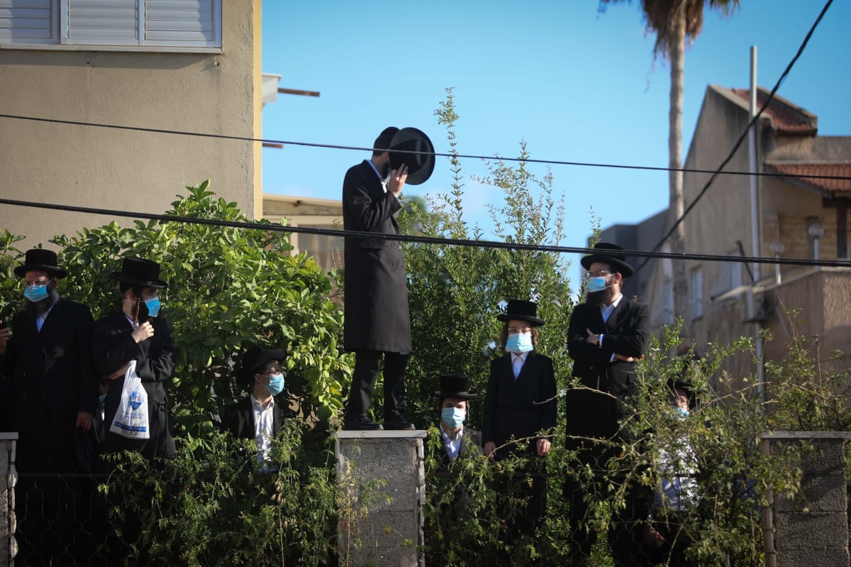 האדמו"ר מסאדיגורא זצ"ל הובא למנוחות • צפו