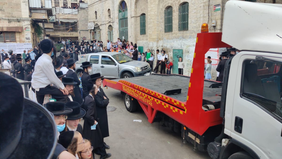 באו להוריד דגלי פלסטין במאה שערים; מפתח רכבם נעלם