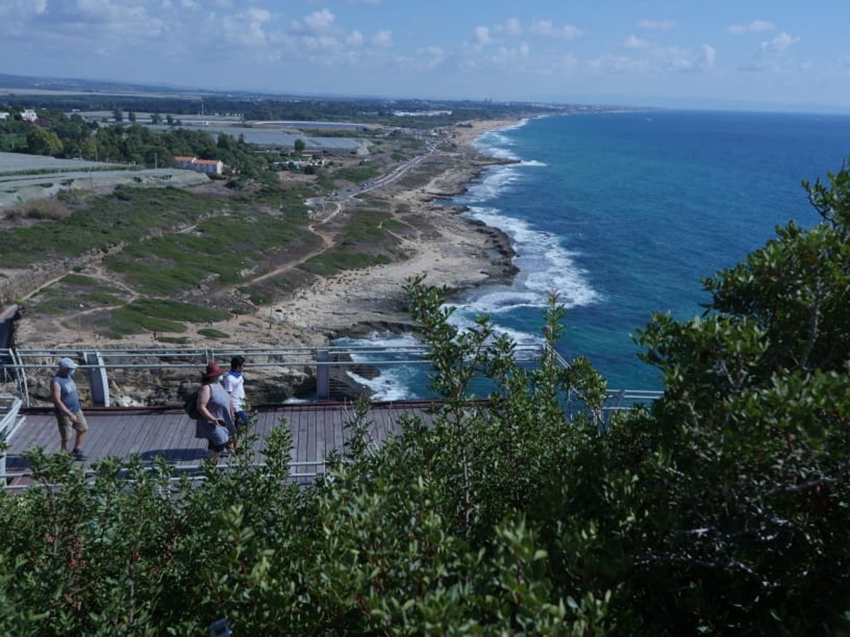 מסע בתוך גלויה: בין הזמנים בראש הנקרה