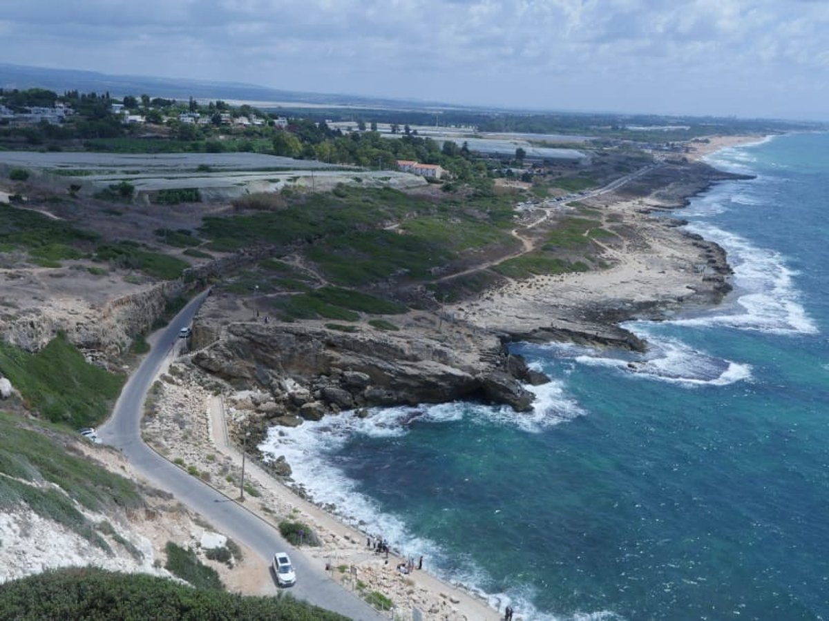 מסע בתוך גלויה: בין הזמנים בראש הנקרה