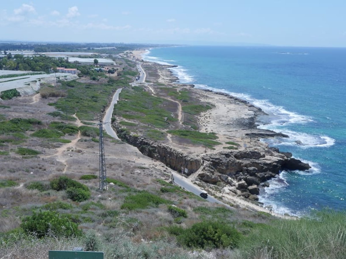 מסע בתוך גלויה: בין הזמנים בראש הנקרה