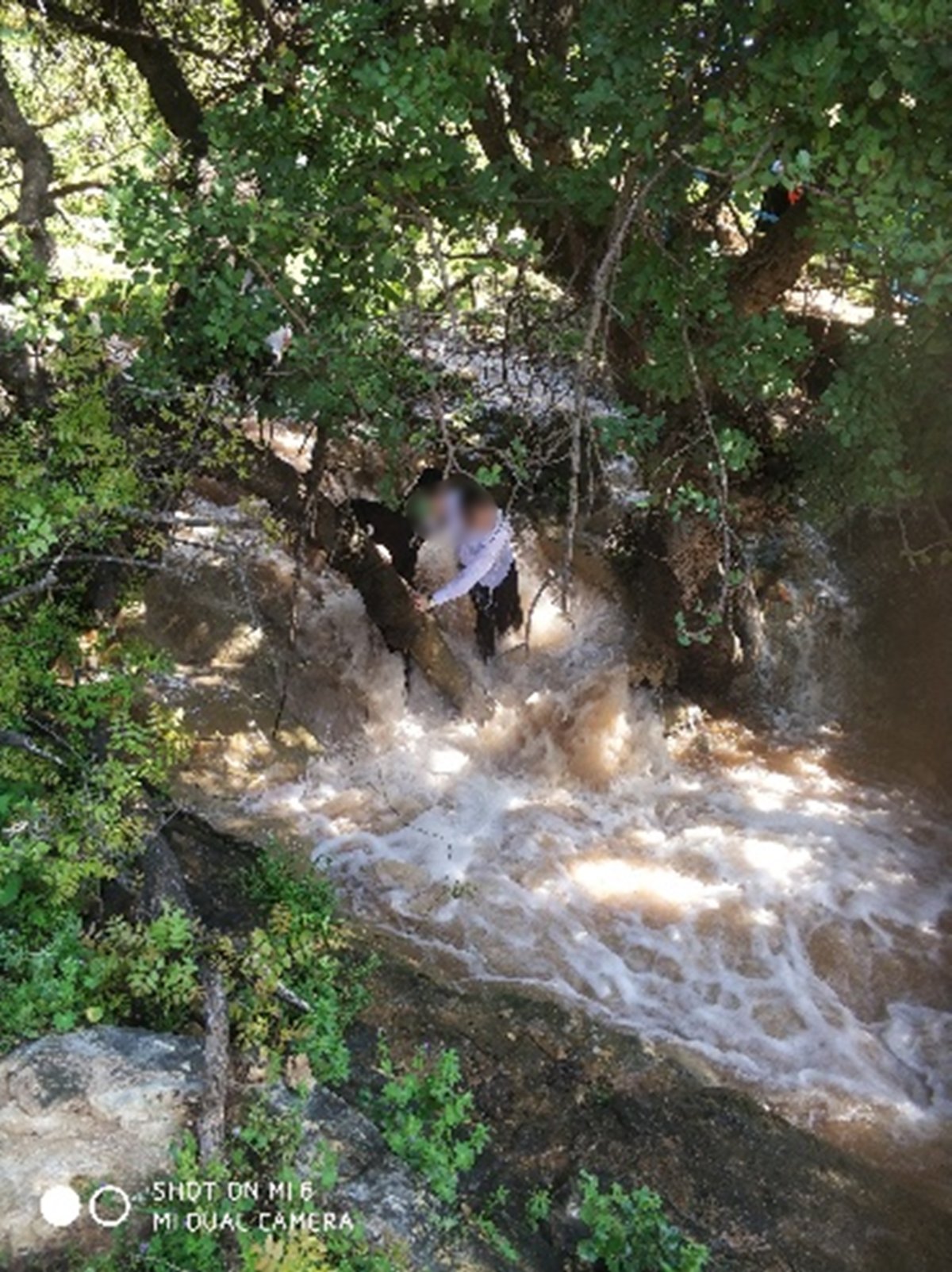 בין הזמנים; מדוע החסידים נכנסים עם בגדים לתוך המים?