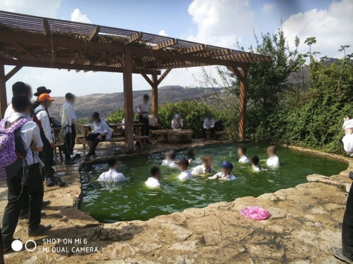 בין הזמנים; מדוע החסידים נכנסים עם בגדים לתוך המים?