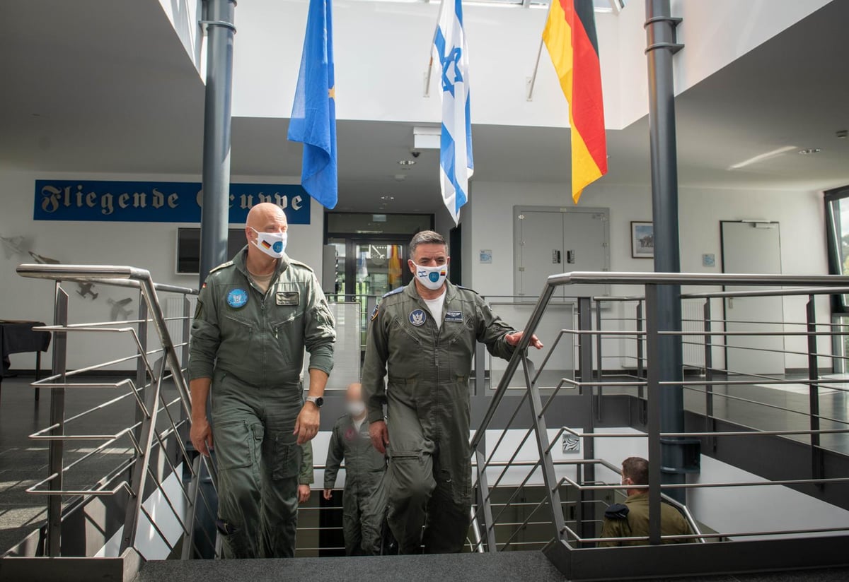 מטס ''זיכרון לעתיד'' מעל מחנה הריכוז 'דכאו'