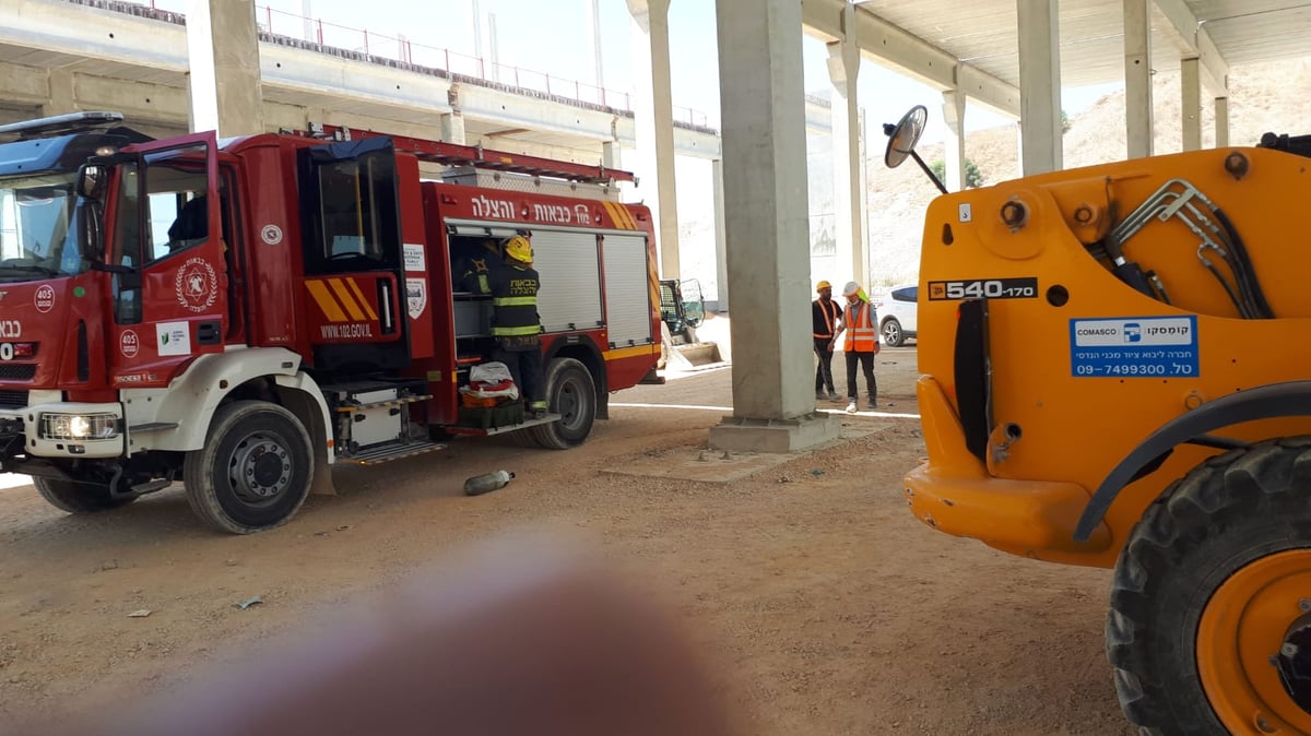 פלטת בטון נפלה על ראשי העובדים; שניים נפצעו