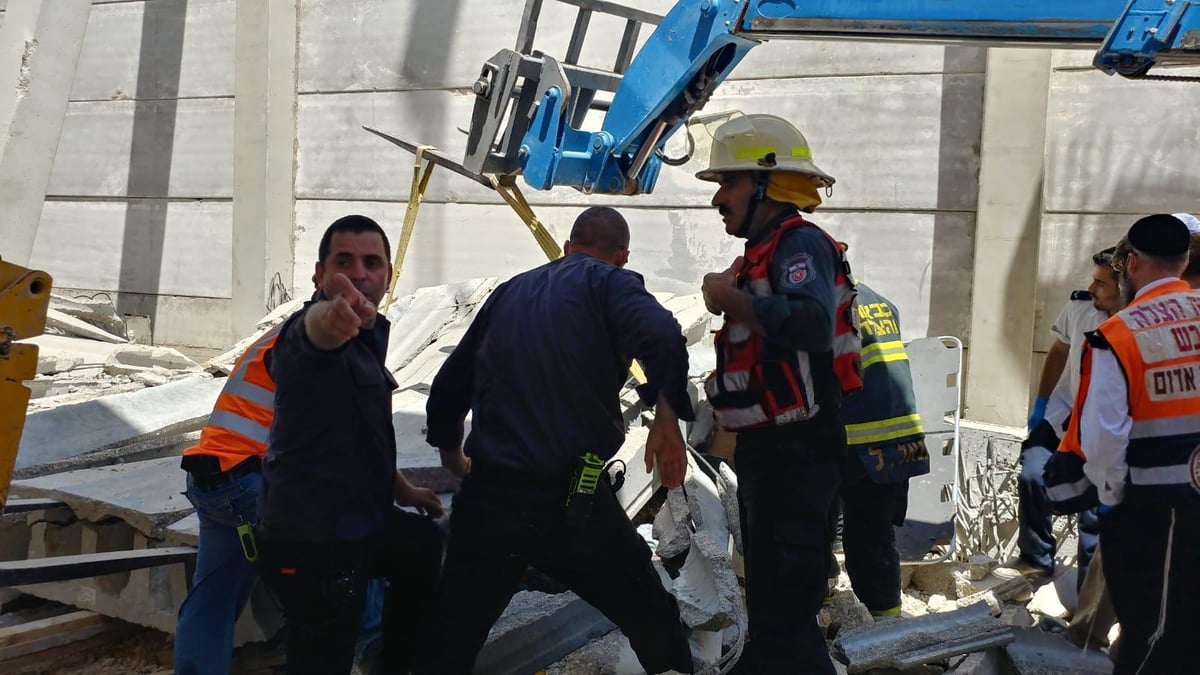 פלטת בטון נפלה על ראשי העובדים; שניים נפצעו