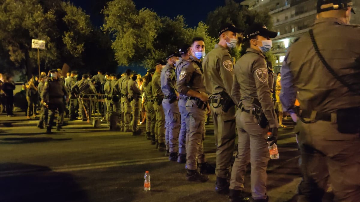 אלימות, תלישת מסכה ומעצרים ב'מחאת בלפור'