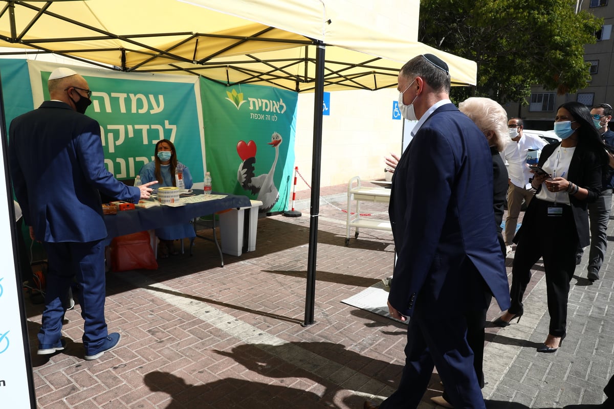 שר הבריאות בביקור ב'לאומית': "כוח מוביל במלחמה בנגיף הקורונה"